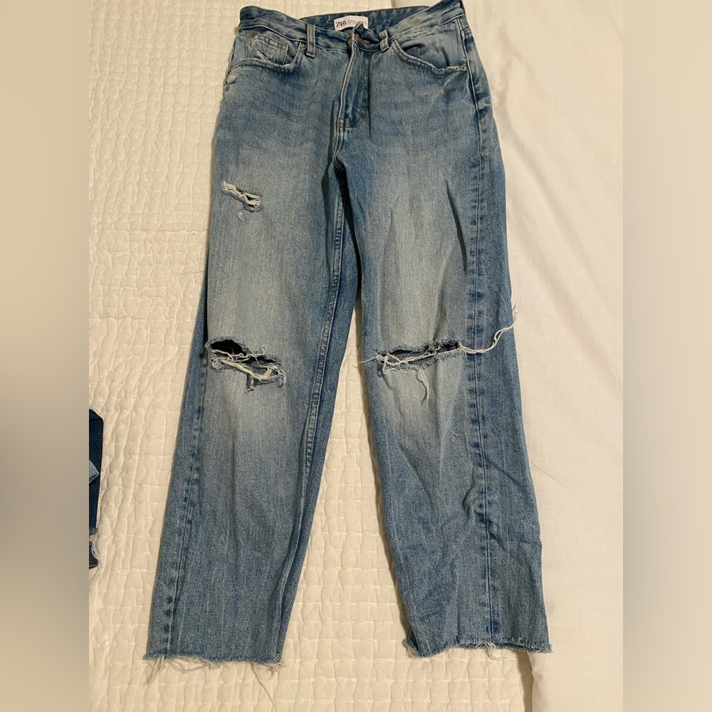 Loose fitting jeans with holes